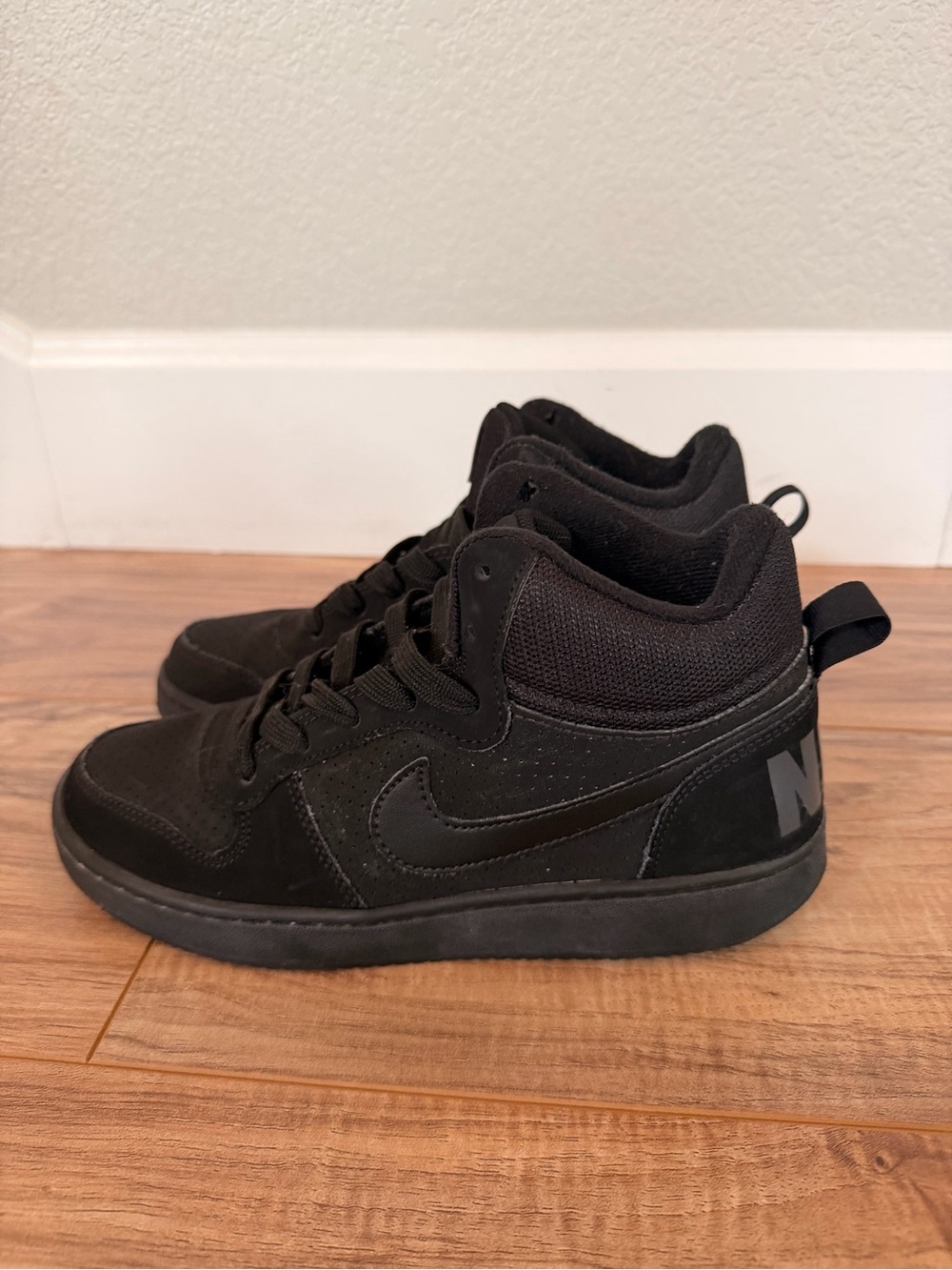 Nike Black Court Borough Mid Basketball Sneakers Youth Size 6 - Picture 3 of 8